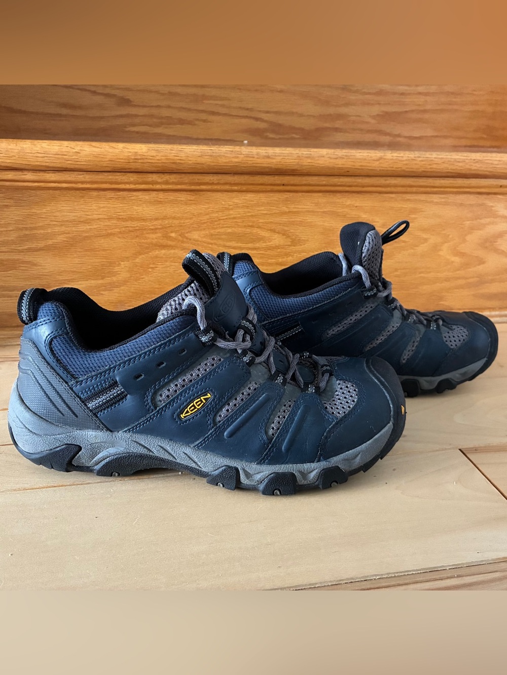 Keen Koven waterproof hiking shoes, gray/navy, men’s size 9 excellent condition!